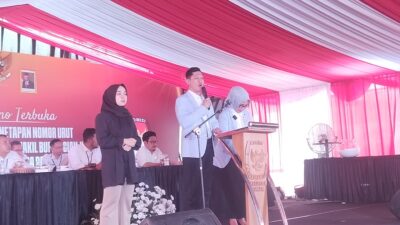 Guru SLB Cantik Jadi Penterjemah Bahasa Isyarat Paslon Nomor 3 di KPU Cianjur 