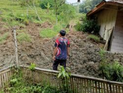 Hujan Deras, Dua Rumah Warga Rusak Akibat Longsor di Campakamulya
