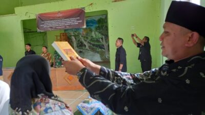 Gunakan Baju Hitam Putih, 84 KPPS Resmi Dilantik, Ini Pesan Kades Sukajadi