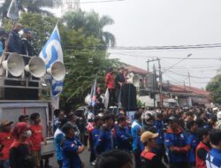 Tolak Regulasi Upah, Ribuan Buruh Unras Pendopo Gedung DPRD Cianjur