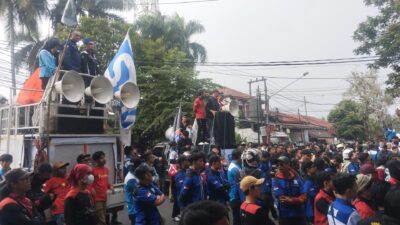 Tolak Regulasi Upah, Ribuan Buruh Unras Pendopo Gedung DPRD Cianjur