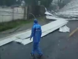 Angin Puting Beliung Terjang Gekbrong, Besi Seng Beterbangan