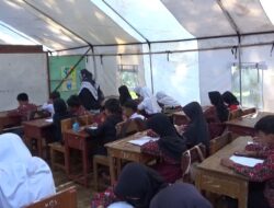 Ratusan Siswa SD di Cibeber Jalani UAS di Dalam Tenda Darurat