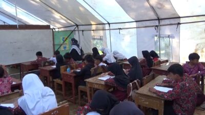 Ratusan Siswa SD di Cibeber Jalani UAS di Dalam Tenda Darurat