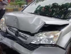 Mobil Rombongan Kades Asal Cibeber Tabrak Pohon dan Reklame,
