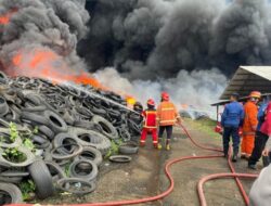 Api Bakar Gudang Ban Bekas di Mande Belum Padam, Selama 7 Jam Damkar Berjibaku