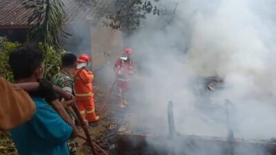 Rumahnya Habis Terbakar, Penjual Makanan Keliling di Cibeber Pingsan