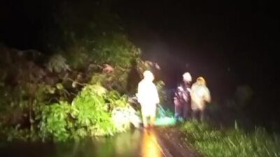 Tertutup Longsor, Akses Jalan di Cibinong Lumpuh