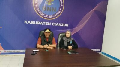 Caption foto : KOLABORASI, Satpol PP Damkar Cianjur dan BNNK Cianjur bekerjasama mengungkap adanya anggota Satpol PP Damkar Cianjur yang mengkonsumsi Narkoba jenis sabu.(Septa Ahmad Dani/Warta Cianjur).