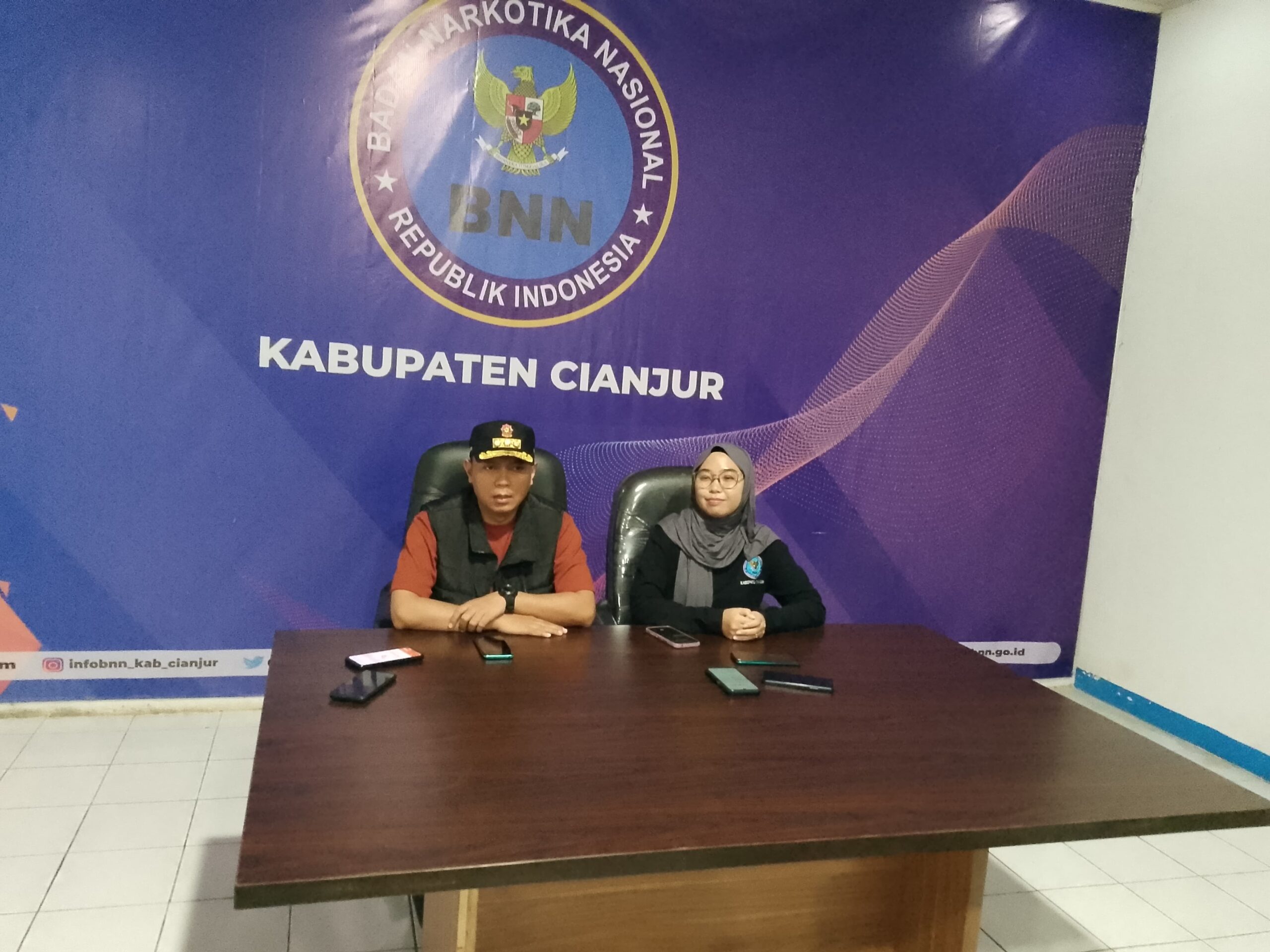 Caption foto : KOLABORASI, Satpol PP Damkar Cianjur dan BNNK Cianjur bekerjasama mengungkap adanya anggota Satpol PP Damkar Cianjur yang mengkonsumsi Narkoba jenis sabu.(Septa Ahmad Dani/Warta Cianjur).