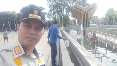 Alun-alun Dibersihkan Anggota Satpol PP Jelang Shalat Id