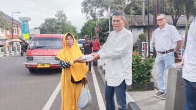 Jelang Berbuka, Perumdam Tirta Mukti Cianjur Bagi-bagi Menu Buka Puasa dan Takjil