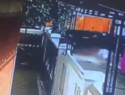 Menegangkan, Aksi Lompat Pedagang Kerupuk Saat Tertemper Kereta Api