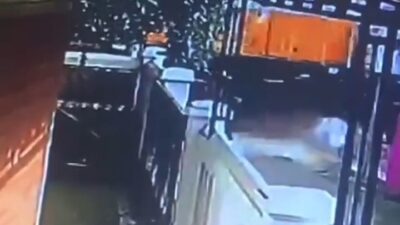 Menegangkan, Aksi Lompat Pedagang Kerupuk Saat Tertemper Kereta Api