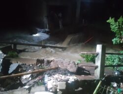Sungai Ciembe Meluap, Jembatan di Desa Sukamulya Ambruk