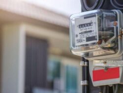 Dicabut Listrik Tiba-tiba Petugas PLN, Warga Cilaku Meradang!