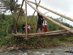 Puluhan Siswa Sekolah Terpaksa Sebrangi Jembatan Bambu yang Berbahaya
