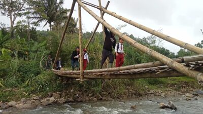 Puluhan Siswa Sekolah Terpaksa Sebrangi Jembatan Bambu yang Berbahaya
