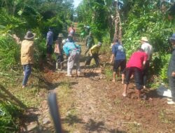 Warga dan Pemdes Sukabungah Gelar Kerja Bakti Membersihkan Jalan