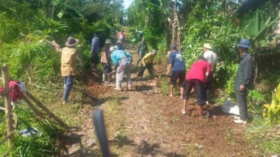 Warga dan Pemdes Sukabungah Gelar Kerja Bakti Membersihkan Jalan