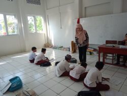 Puluhan Siswa SDN Sukawangi II Belajar di Lantai, Disdikpora Cianjur : Minim Anggaran Mabeler!