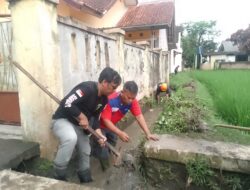 Jembatan Rusak di Sukamulya Diperbaiki, Warga Sukacita Bersih-bersih
