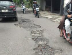 Jalan Aria Wiratanudatar Berlubang, Pengendara : Membahayakan