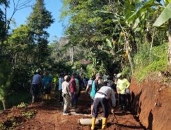 Warga Desa Sukabungah Gotong Royong Perlebar Jalan Kabupaten