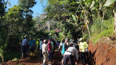 Warga Desa Sukabungah Gotong Royong Perlebar Jalan Kabupaten