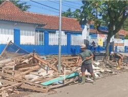 Dua Kios Semi Permanen Penyebab Banjir di Sukataris Dibongkar