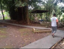 Warga Hegarmanah Urunan Bangun Jalan ke Area Pemakaman