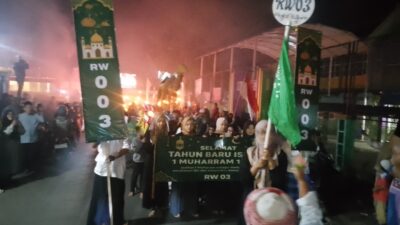 Lantunkan Shalawat, Ratusan Warga Karangtengah Pawai Obor