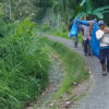 Ditandu di Tengah Perbukitan, Warga Kampung Cibalukbuk Bertaruh Nyawa Menuju Rumah Sakit