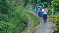 Ditandu di Tengah Perbukitan, Warga Kampung Cibalukbuk Bertaruh Nyawa Menuju Rumah Sakit