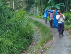 Ditandu di Tengah Perbukitan, Warga Kampung Cibalukbuk Bertaruh Nyawa Menuju Rumah Sakit