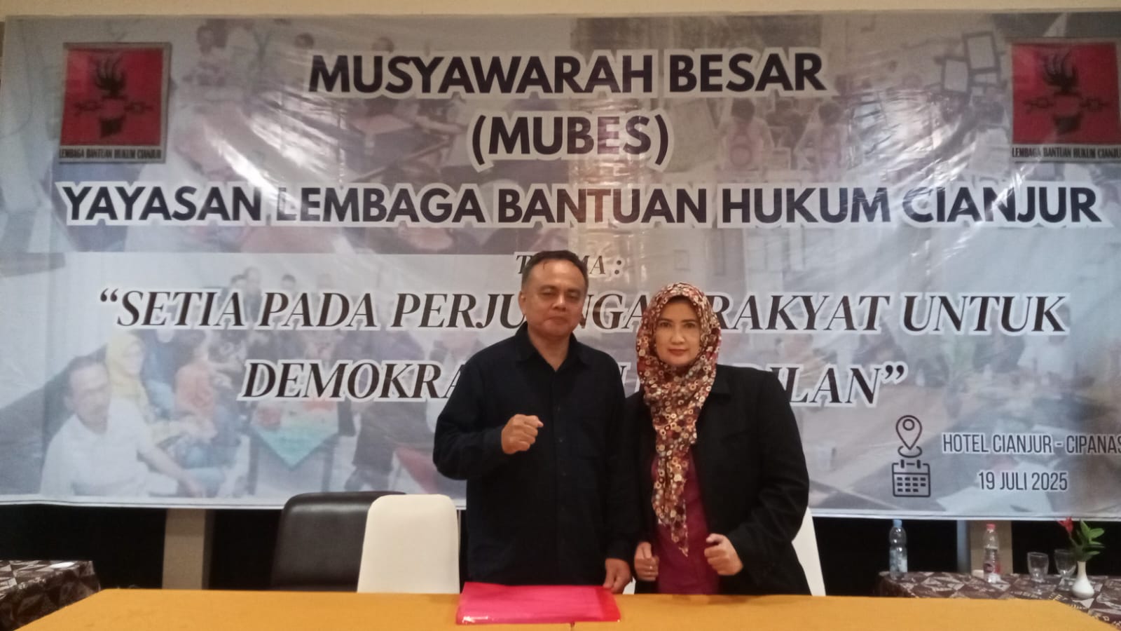 Dini Diana Farida dan O Suhendra berpose di depan banner Mubes LBH Cianjur 2025