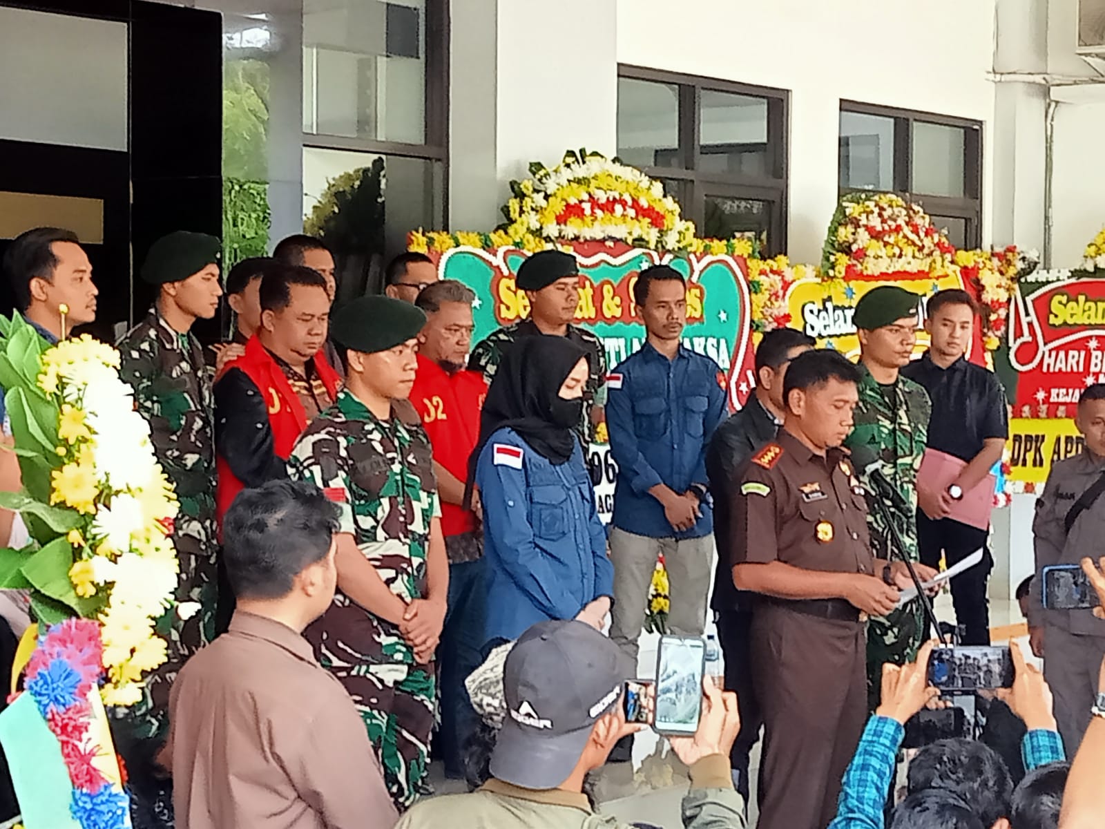 Kepala Kejari Cianjur didampingi TNI saat konferensi pers penetapan tersangka korupsi proyek PJU tahun 2023