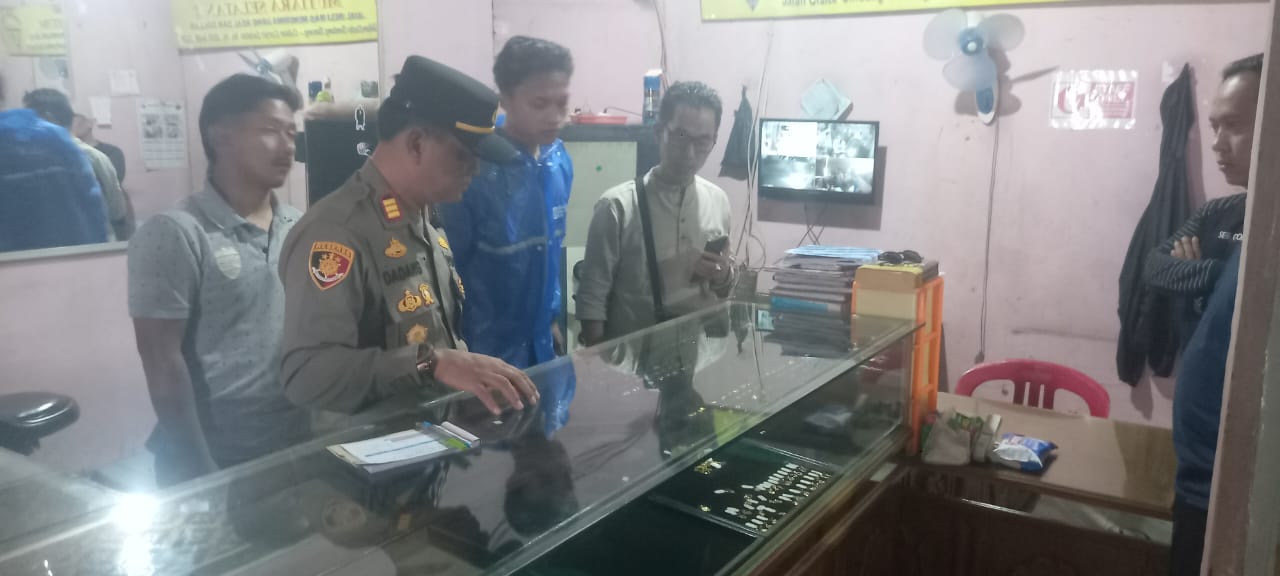 Kapolsek Sindangbarang bersama tim kepolisian memeriksa etalase toko emas yang dibobol pencuri di Sindangbarang.