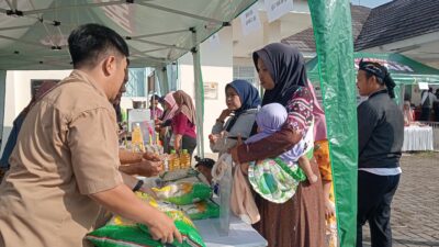 Gerakan Pangan Murah Diserbu Warga Sukawangi