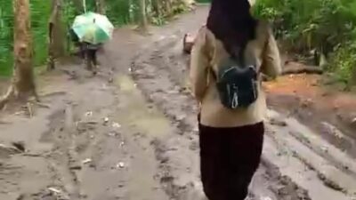 Jalan Rusak, Anak Sekolah Harus Berjuang di Tengah Lumpur Demi Pendidikan
