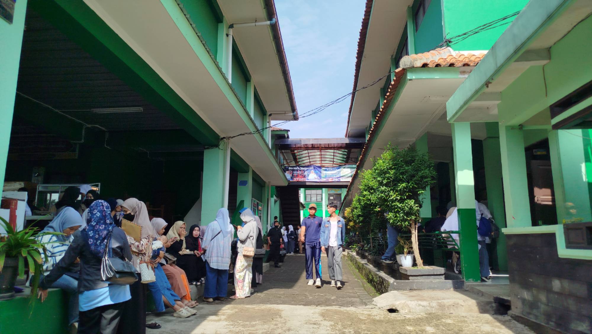 Puluhan siswa terlihat memadati gerbang utama MAN 1 Cianjur menjelang jam pelajaran dimulai. Suasana sekolah tampak aktif meski dihujani kritik soal kebijakan internal.