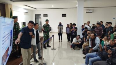 Kajari Cianjur bersama tim dan TNI saat konferensi pers dugaan korupsi PJU Cianjur