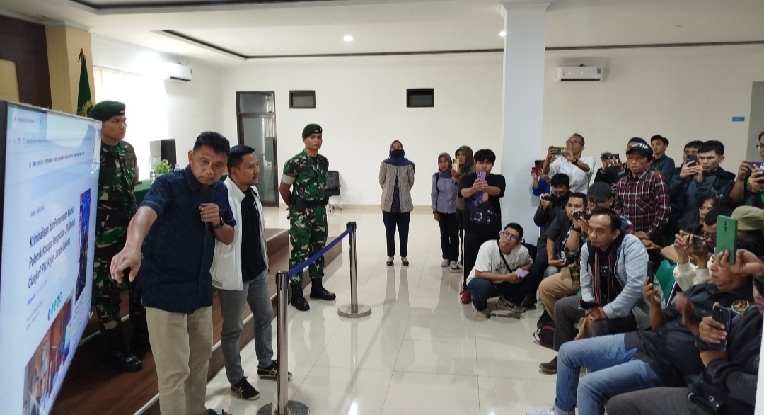 Kajari Cianjur bersama tim dan TNI saat konferensi pers dugaan korupsi PJU Cianjur