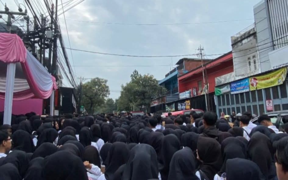 Ribuan pencari kerja berdesakan mengantre di halaman Toko Khaira Cianjur sejak subuh untuk mengikuti seleksi kerja, tampak sebagian membawa map lamaran dan duduk di trotoar menunggu giliran.