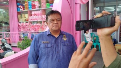 Kabid Disnaker Cianjur Hero Laksono memberikan keterangan kepada wartawan di halaman parkir Toko Khaira saat meninjau langsung situasi membludaknya pencari kerja.