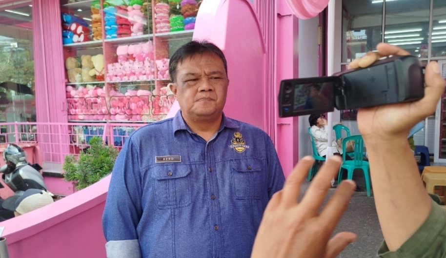 Kabid Disnaker Cianjur Hero Laksono memberikan keterangan kepada wartawan di halaman parkir Toko Khaira saat meninjau langsung situasi membludaknya pencari kerja.