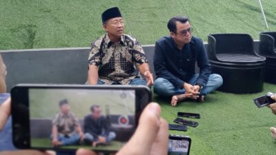 Mantan Bupati Cianjur Herman Suherman memberikan klarifikasi didampingi pasangannya saat nyalon dalam pertemuan bersama media di BLK Residence.