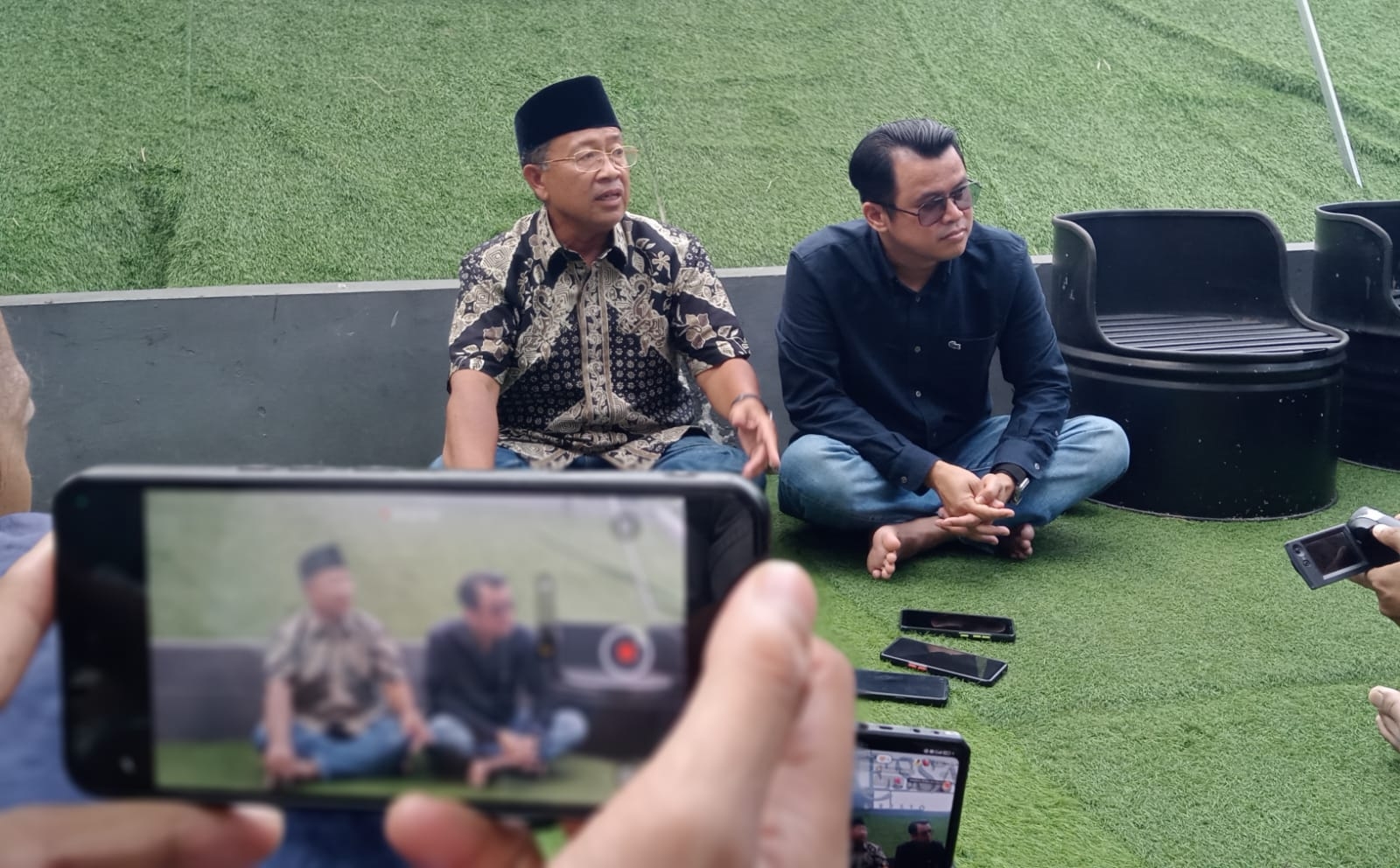 Mantan Bupati Cianjur Herman Suherman memberikan klarifikasi didampingi pasangannya saat nyalon dalam pertemuan bersama media di BLK Residence.