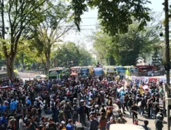 Pemerintah Tutup Telinga, Ribuan Pekerja Wisata Teriakkan Nasib di Depan Gedung Sate