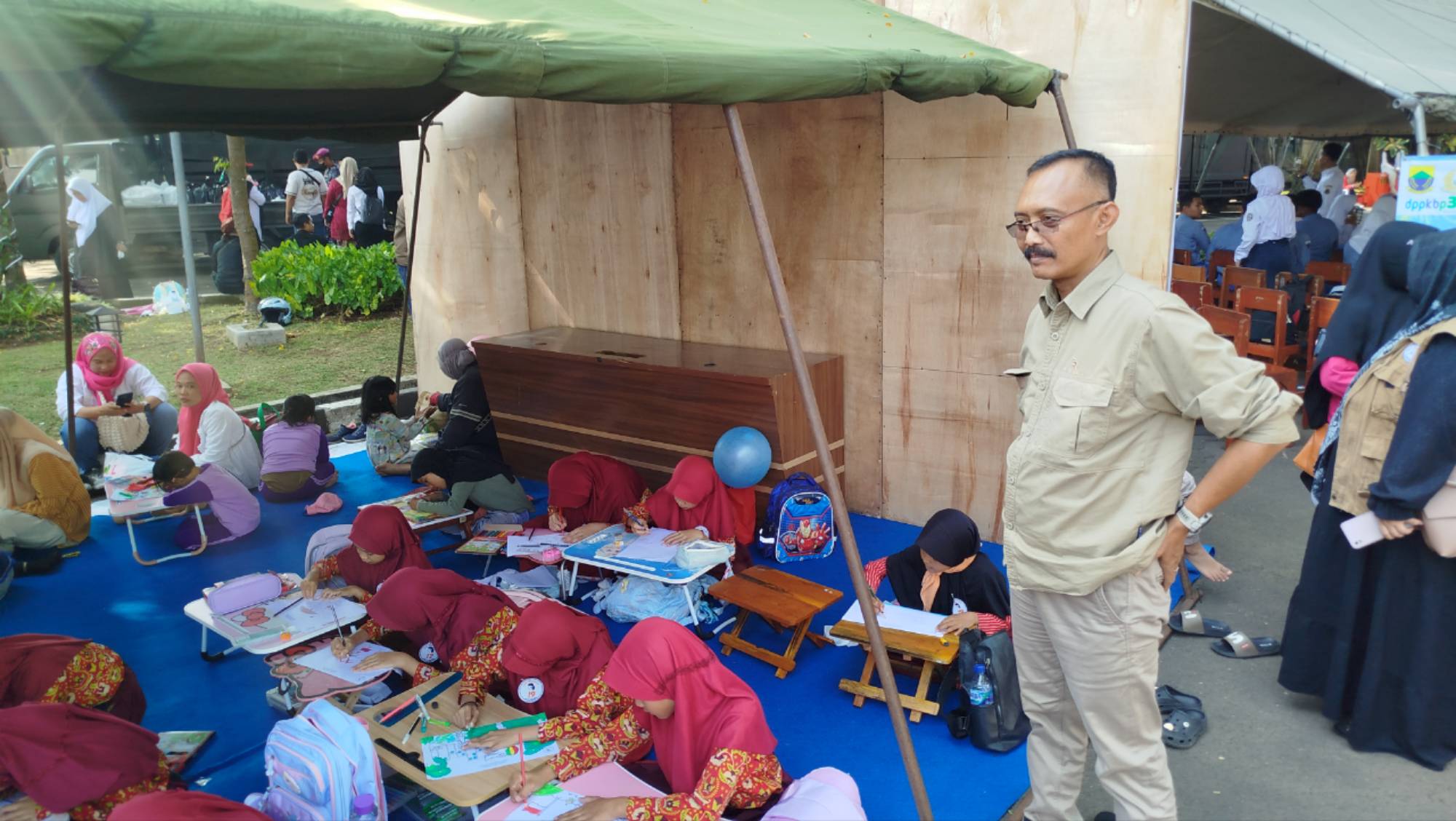 Arief Purnawan, Asda I Setda Cianjur, memantau kegiatan lomba mewarnai anak di Pendopo Pemda Cianjur pada Hari Anak Nasional 2025.